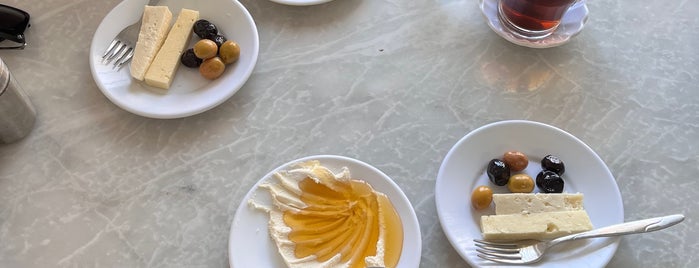 Yenigün Kahvaltı Salonu Eşref Amca’nın Yeri is one of Lugares favoritos de cavlieats.