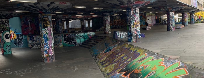 Southbank Skate Park is one of Summer in London/été à Londres.