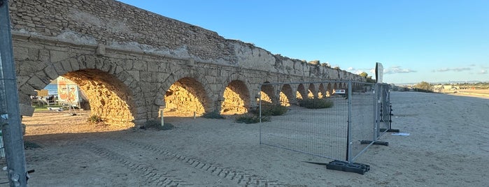 Caesarea Aqueduct is one of Gidilecek Yerler.