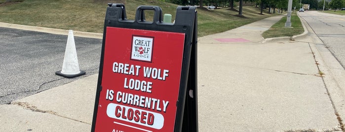 Great Wolf Lodge Illinois is one of สถานที่ที่ William ถูกใจ.
