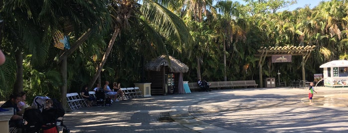 Palm Beach Zoo fountains is one of สถานที่ที่ Lizzie ถูกใจ.