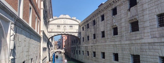 Ponte della Paglia is one of Lugares favoritos de Kyvin.