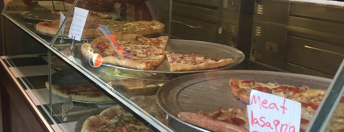 Savona's Plaza Pizza is one of Lugares favoritos de Patrick.