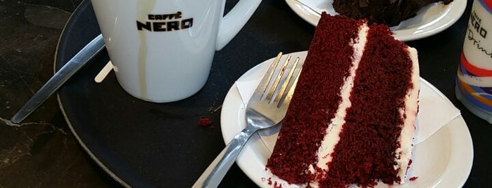 Caffè Nero is one of Tempat yang Disukai Carolina.