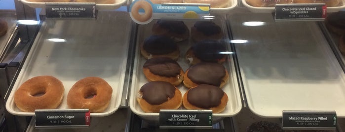 Krispy Kreme Doughnuts is one of Lugares favoritos de Sarah.