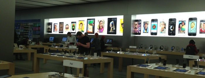Apple Store is one of สถานที่ที่ AE ถูกใจ.