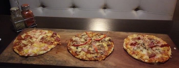 Pizza Piazza is one of Julio D.さんのお気に入りスポット.