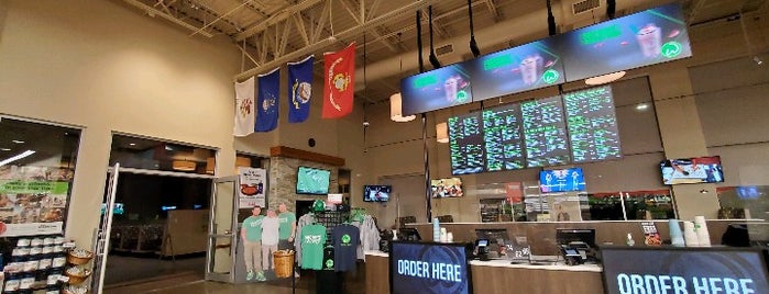 Wahlburgers at HyVee is one of Rayさんのお気に入りスポット.