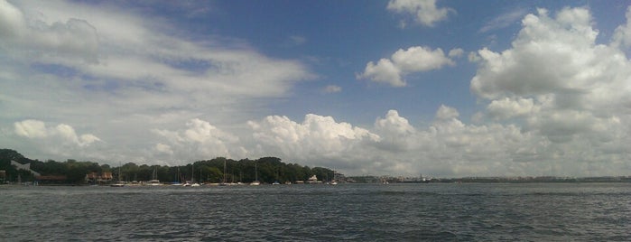 Pulau Ubin Ferry is one of Lugares favoritos de James.