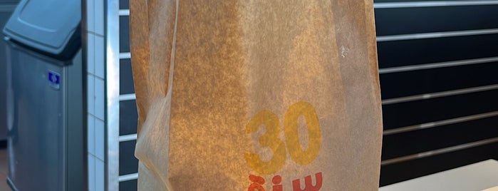 McDonald's is one of Orte, die Nayef gefallen.