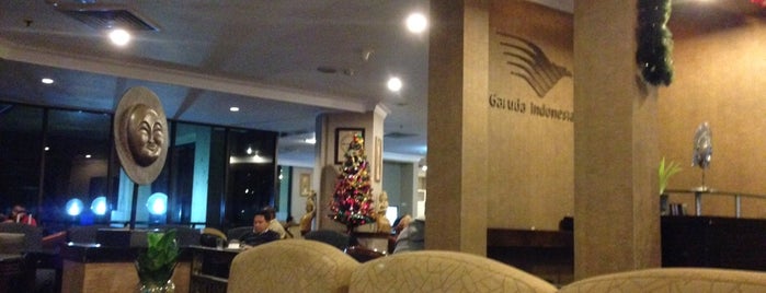 Garuda Indonesia Executive Lounge is one of สถานที่ที่ Winda ถูกใจ.