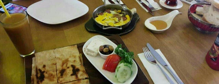 Acıktım Kafedeyiz is one of Eskişehir'deki Kahvaltı Mekanları.