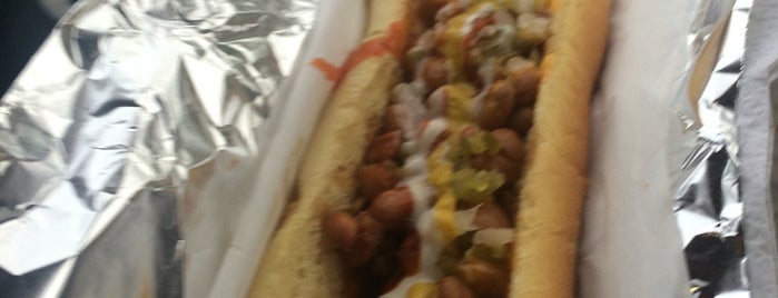 Hot Dogs Garibaldi is one of Lieux qui ont plu à Omar.