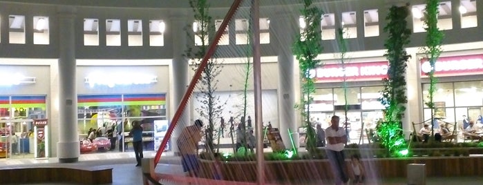 Aqua Mall is one of Fuat 님이 좋아한 장소.