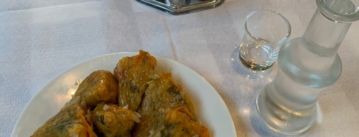 Taverna Loukakis is one of Lugares favoritos de bahar.