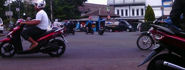 Bundaran Pamulang is one of Places in Pamulang. Tangerang..
