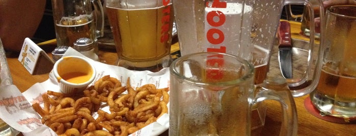 Hooters is one of Restaurantes, pubs, bares e muito mais!.