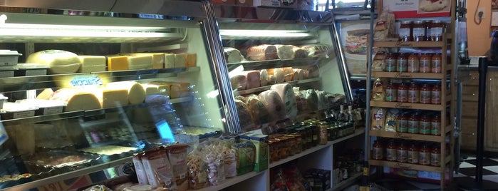 Pascarella Brothers Delicatessen is one of สถานที่ที่ Katherine ถูกใจ.