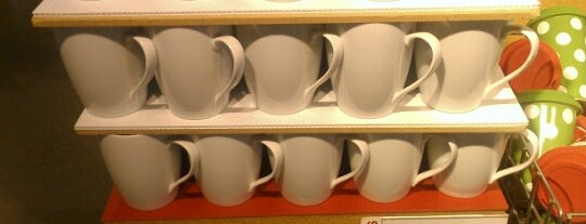 Crate & Barrel Outlet is one of Apt Living.