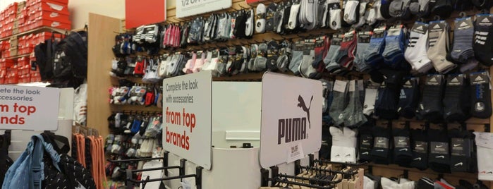 Famous Footwear is one of Tempat yang Disukai Robert.