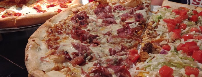 Dewey's Pizza is one of สถานที่ที่ ᴡ ถูกใจ.