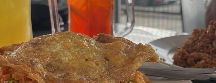 Elfinia Cafe Kepala Batas is one of Makan @ Utara #12.