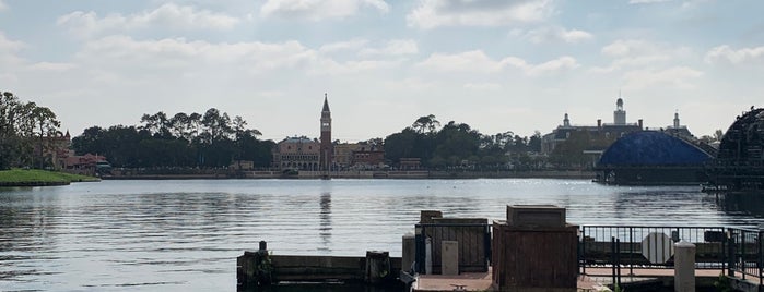 World Showcase Lagoon is one of Lieux qui ont plu à Justin.