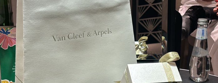Van Cleef & Arpels is one of Boutique 🛍.