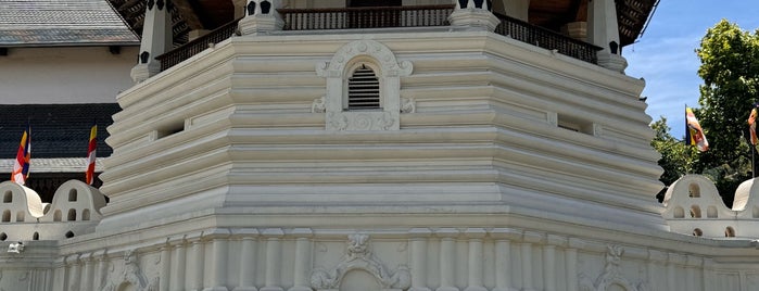 Temple of the Sacred Tooth Relic (ශ්‍රී දළදා මාළිගාව) is one of Hello Asia.