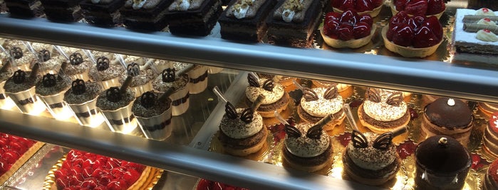 Shirin Pastry Shop | قنادی شیرین is one of تجربه هاى نو.