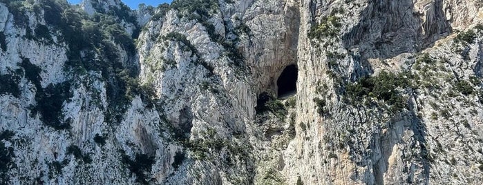 Cala Ventroso is one of Capri.