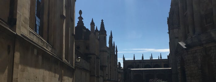 Radcliffe Square is one of Tempat yang Disukai Gio.