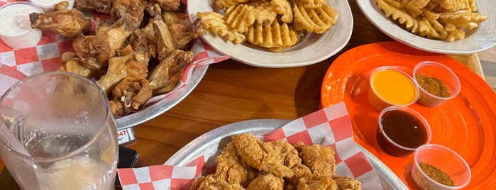 Hooters is one of CeCe's Places.
