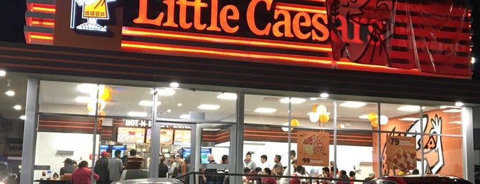Little Caesars Pizza is one of Tempat yang Disukai Daniel.