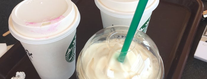 Starbucks is one of Korhanさんのお気に入りスポット.