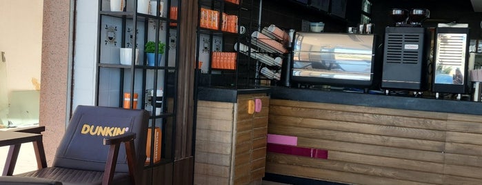 Dunkin’ Donuts is one of สถานที่ที่ Shadi ถูกใจ.