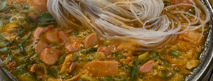 아우네부대찌개 is one of Andrea's Gastronomic Tour of Korea.