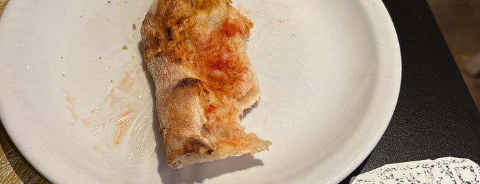 Pizza Vesuvio is one of Locais curtidos por Sothy.