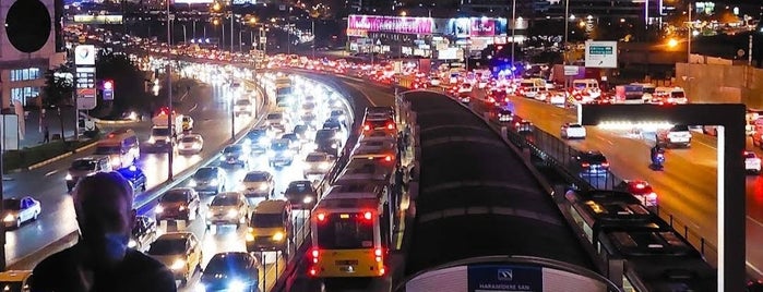 Haramidere Metrobüs Durağı is one of Gülさんの保存済みスポット.