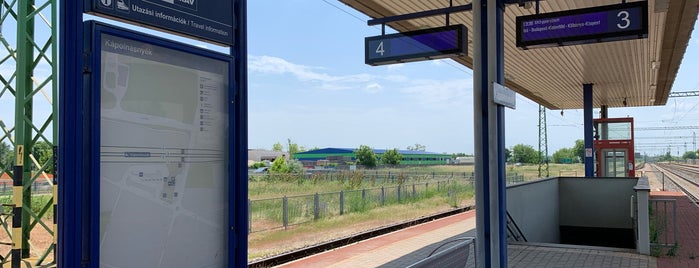 Kápolnásnyék vasútállomás is one of Pályaudvarok, vasútállomások (Train Stations).