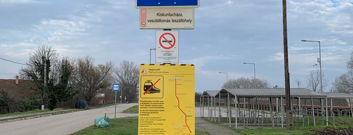 Kiskunlacháza vasútállomás is one of 150-es vonal.