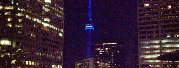 Cosmopolitan Toronto Centre Hotel & Spa is one of สถานที่ที่ Ron ถูกใจ.