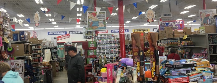 Ollie's Bargain Outlet is one of สถานที่ที่ andrew ถูกใจ.