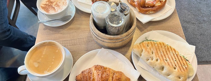 Café Bäckerei Bonjour is one of Berlín.