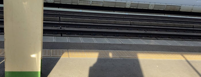 Platform 1 is one of 新幹線.