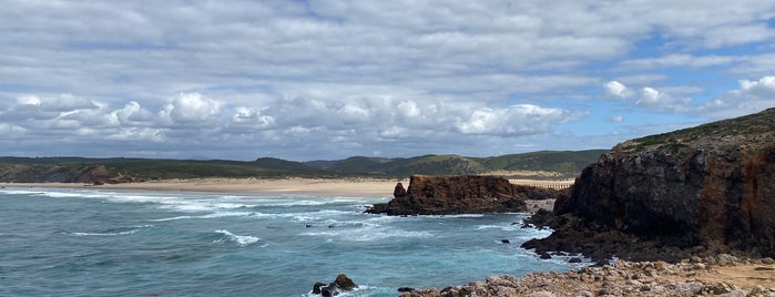 Praia da Bordeira is one of plages.