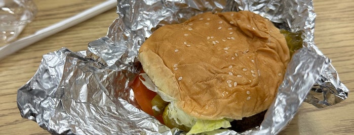 Five Guys is one of Carolinaさんのお気に入りスポット.