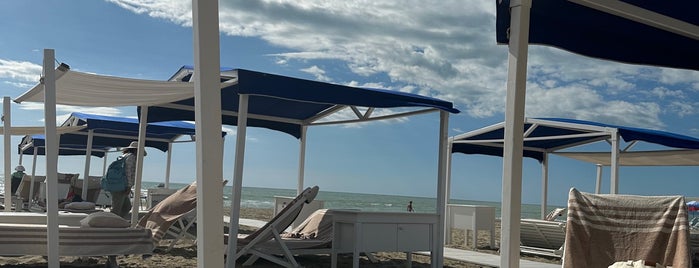 Avgvstvs Lido Beach is one of Forte dei marmi.