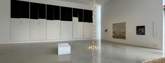 De La Cruz Collection is one of Miami galleries.