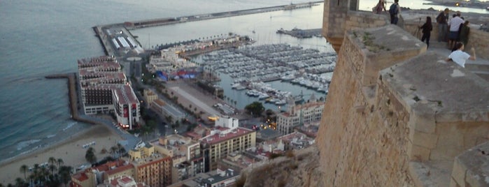 サンタ バルバラ城 is one of Alicante.